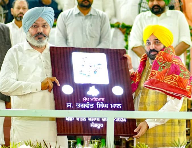 ‘ਖੇਡਾਂ ਵਤਨ ਪੰਜਾਬ ਦੀਆਂ’ ਦੇ ਤੀਜੇ ਐਡੀਸ਼ਨ ਦੀ ਸੰਗਰੂਰ ਦੀ ਧਰਤੀ ਤੋਂ ਸ਼ਾਨਦਾਰ ਸ਼ੁਰੂਆਤ ਹੋ ਗਈ ਹੈ। CM ਮਾਨ ਵੱਲੋਂ ‘ਖੇਡਾਂ ਵਤਨ ਪੰਜਾਬ ਦੀਆਂ’ ਦਾ ਉਦਘਾਟਨ ਕੀਤਾ ਗਿਆ। ਇਸ ਮੌਕੇ ਕਈ ਦਿੱਗਜ ਨੇਤਾ ਅਤੇ ਕਈ ਨਮੀ ਕਲਾਕਾਰ ਸ਼ਾਮਿਲ ਹੋਏ।