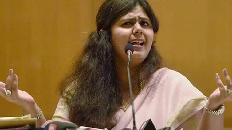 if bjp in opposition party we never do politics over badlapur girl assault case says Pankaja Munde Badlapur School case: भाजप विरोधी पक्षात असता तर बदलापूर लैंगिक अत्याचार प्रकरणाचं राजकारण केलं नसतं, पंकजा मुंडेंनी विरोधकांना सुनावलं