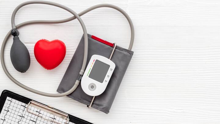3. Monitor blood pressure and blood sugar levels: High blood pressure and diabetes are two of the leading causes of kidney disease. Managing these conditions is critical for preserving kidney function. Regularly monitoring your blood pressure and blood sugar levels can help you keep them within a healthy range. If you have high blood pressure, follow your doctor's recommendations, which may include lifestyle changes and medications. For those with diabetes, maintaining good blood sugar control is key to preventing kidney damage over time. (Image source: Canva)