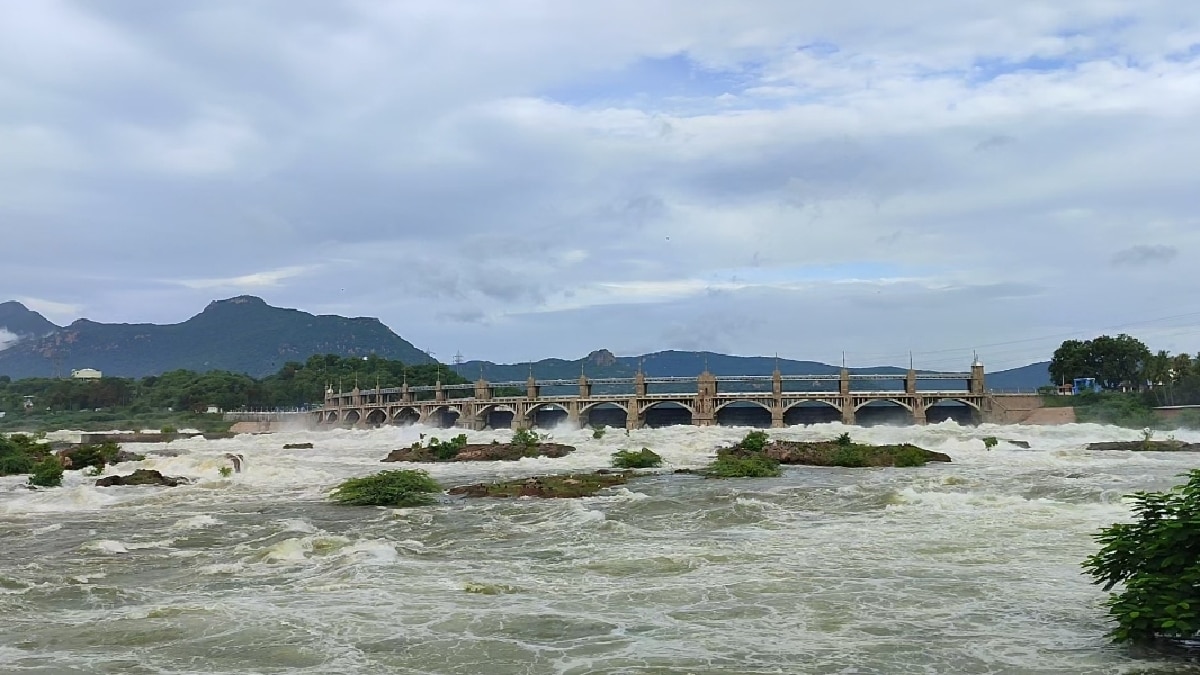 Mettur Dam :  ”கம்பீரமாக காட்சியளிக்கும் மேட்டூர் அணை” காப்பாற்றும் 16 கண் பாலம்! பிரமிக்கவைக்கும் தகவல்கள்..!