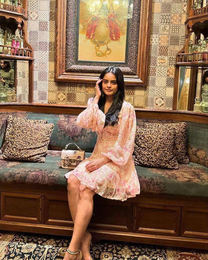 మోడల్ గా కెరీర్ స్టార్ట్ చేసి హీరోయిన్ గా ఎంట్రీ ఇచ్చిన రిద్దికుమార్..తెలుగులో పెద్దగా అవకాశాలు అందుకోలేకపోయినా మలయాళంలో హీరోయిన్ గా మంచి ఆఫర్లే అందుకుంది.  ప్రభాస్ రాధేశ్యామ్ లో ఓ కీలకపాత్రలో మెరిసింది.  కనిపించింది కొద్దిసేపే అయినా కీలక పాత్రలోనే నటించింది రిద్ధి కుమార్. మరోవైపు బాలీవుడ్ లో సలామ్ వెంకీ సినిమాలో నటించింది.