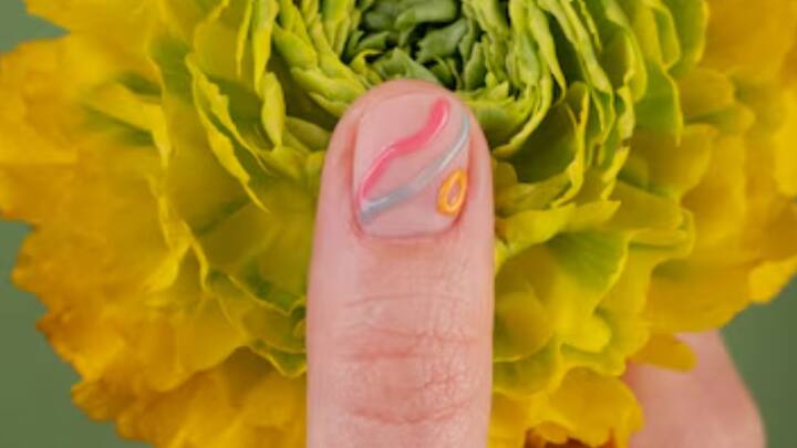 নখ যদি একটুতেই ভেঙে যায়, তাহলে ফ্ল্যাক্সসিড অয়েল ব্যবহার করুন। তেল গরম করে নখের উপর, চার পাশের চামড়ার উপর মাসাজ করুন। ফল মিলবে।