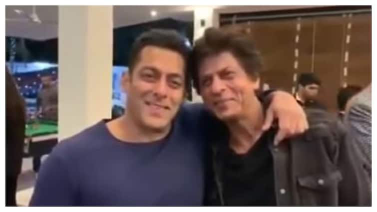 Salman Khan, Shah Rukh Khan Watch Karan Arjun Song Together In Viral Video Salman Khan, Shah Rukh Khan Watch Karan Arjun Song Together Arm In Arm In Viral Video