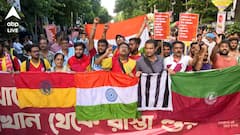ফের বিরল দৃশ্য কলকাতায়, মাঠের শত্রুতা ভুলে ন্যায়বিচারের দাবিতে কাঁধে কাঁধ মিলিয়ে রাজপথে