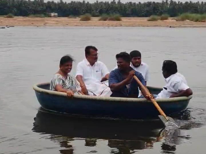 ஆழமான பகுதிகளை கடந்து பரிசல் பயணம்; கிராம மக்களை நெகிழ்ச்சியில் ஆழ்த்திய எம்எல்ஏ