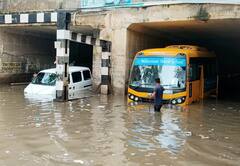Delhi Weather Today: भारी बारिश से दिल्ली पानी-पानी, सड़कें बनीं दरिया, आज कैसा रहेगा मौसम?