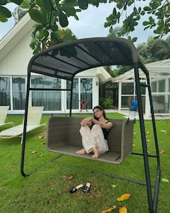 Palak Tiwari Pics: गोवा में रिवीलिंग ड्रेस पहन पानी में आग लगाती दिखीं पलक तिवारी, तस्वीरों ने मचाई इंटरनेट पर सनसनी