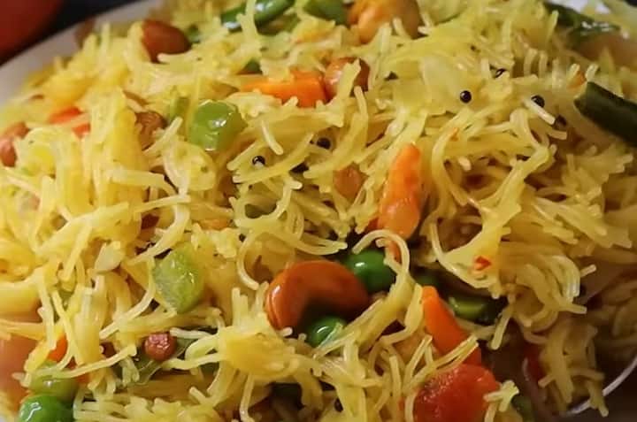 அடுத்தது பச்சை மிளகாய், கேரட், பீன்ஸ், பச்சை பட்டாணி, தக்காளி, இஞ்சி பூண்டு விழுது சேர்த்து பச்சை மனம் நீங்கும் வரை வதக்கவும். அதன்பின் உப்பு, மஞ்சள் தூள், தேவையான அளவு தண்ணீர் சேர்த்து ஐந்து நிமிடம் வேகவைக்கவும்.