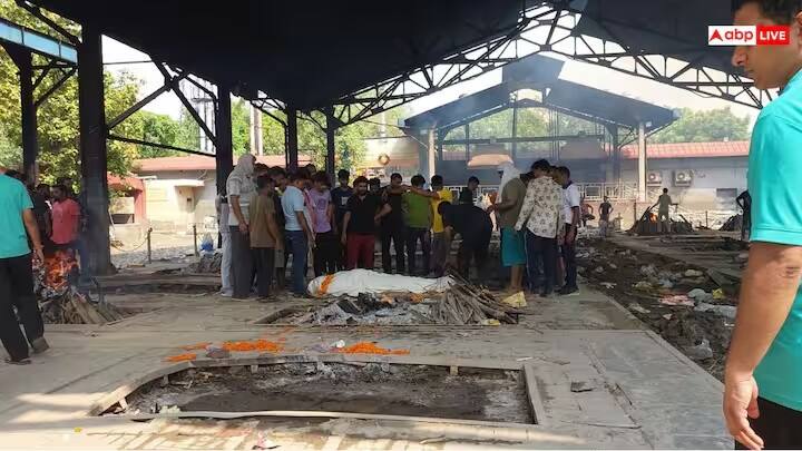 તેનું વૈજ્ઞાનિક કારણ પણ જણાવવામાં આવ્યું છે. નિષ્ણાતોના મતે છૂતઅછૂતના કારણે અનેક પ્રકારની બીમારીઓ ફેલાઈ હતી, જે મૃત્યુનું કારણ બની હતી. આવી સ્થિતિમાં સ્મશાનયાત્રામાં ભાગ લેવાથી રોગચાળો ફેલાવાનો ભય હતો. તેથી સ્મશાનમાંથી આવ્યા પછી વ્યક્તિ સ્નાન કરે છે.