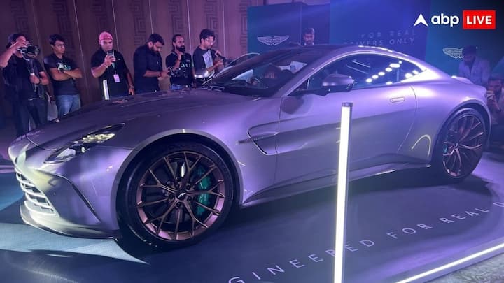 New Aston Martin Vantage Launched: भारतीय बाजार में शानदार लुक और फीचर्स के साथ नई एस्टन मार्टिन वैंटेज आ गई है. भारत में ये कार 3.99 करोड़ रुपये की एक्स-शोरूम प्राइस के साथ आई है.