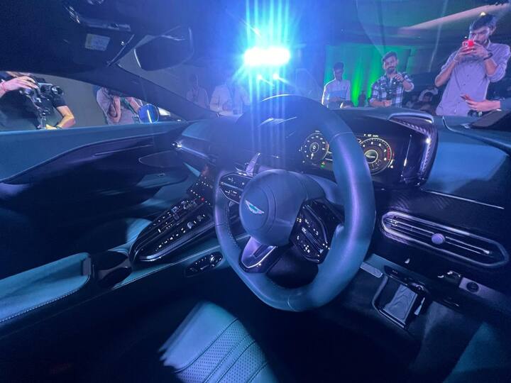 नई वैंटेज में नए टचस्क्रीन इंफोटेनमेंट सिस्टम का इस्तेमाल किया गया है, जो कि इस गाड़ी में DB12 से लाया गया है. इसके साथ ही कार में नए डिजिटल इंस्ट्रूमेंट क्लस्टर का भी इस्तेमाल किया गया है.