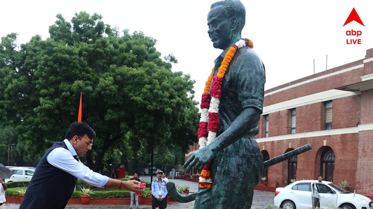 National Sports Day PM Modi pays homage to Major Dhyan Chand, Anil Kumble and other sports persons posts