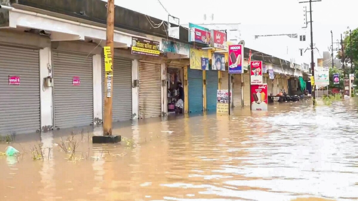 Gujarat Rains: गुजरात में बारिश से हर तरफ हाहाकार, अब तक 26 लोगों की मौत, 17800 का रेस्क्यू, सेना बुलाई गई