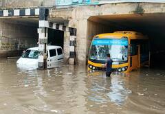 Delhi Rains: दिल्ली की बारिश ने ट्रैफिक पर लगा दिया ब्रेक, सड़कों पर रेंग रहीं गाड़ियां, कई इलाकों में घुसा पानी