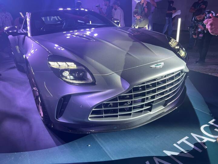 नई एस्टन मार्टिन वैंटेज में एक बड़ी ग्रिल लगाई गई है और bee हेडलैम्प्स लगी हैं. इसके साथ ही इस कार के स्टाइल को और भी ज्यादा एरोडायनेमिक बनाया गया है.