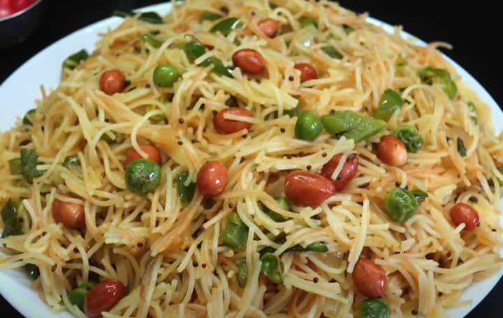காய்கறிகள் வெந்தவுடன் வறுத்த சேமியா சேர்த்து காய்கறியுடன் கிளறிவிடவும். அதன் பின் மூடி வைத்து 5 நிமிடம் சேமியாவை வேகவைக்கவும்