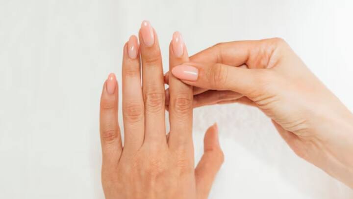 কমলালেবুর কোয়া নখের উপর কয়েক মিনিট ঘষতে পারেন। মিনিট পাঁচেক রেখে ধুয়ে নিন। ময়শ্চারাইজার লাগান অবশ্যই।