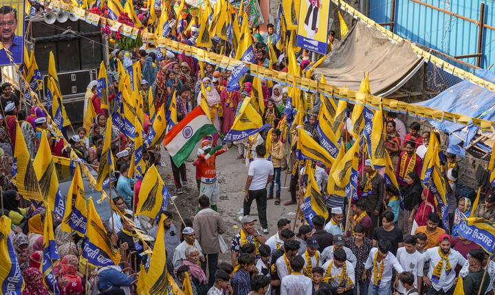 अरविंद केजरीवाल की AAP ने तीन उम्मीदवारों को कुल 60 लाख रुपए से कुछ अधिक दिए, जिनमें दो दिल्ली से रहे और एक गुजरात से था.