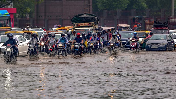 ​Delhi Weather Update: मौसम विभाग के ​मुताबिक आज भी दिल्ली के आसमान में बादल छाए रहेंगे. शुक्रवार को दिन के समय बारिश होने का पूर्वानुमान है. जानें- अगले दो दिनों के दौरान मौसम कैसा रहेगा?