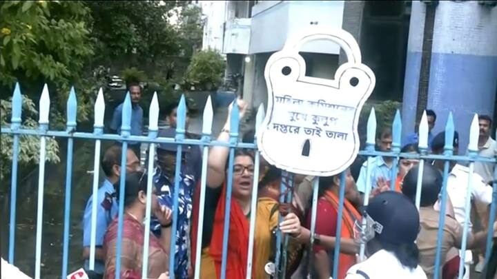 পরে পুলিশ বিজেপি মহিলা মোর্চার পাঁচ প্রতিনিধিকে মহিলা কমিশনের অফিসে যাওয়ার অনুমতি দেয়।