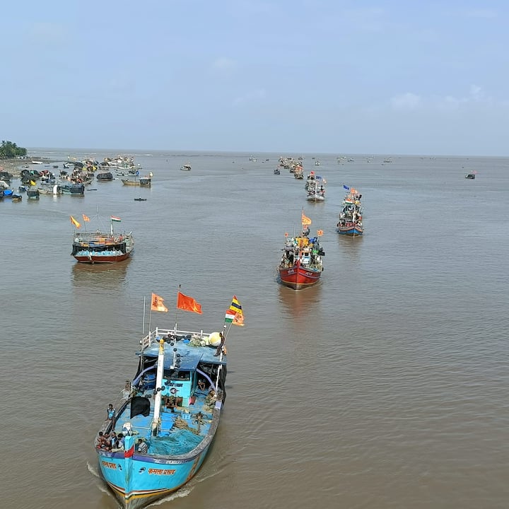 वाढवण बंदरामुळं मच्छीमार समाज उध्वस्त होणार आहे. वडिलोपार्जित व्यवसायाला मूकणार आहोत. जवळजवळ 25 ते 30 कुटुंब प्रभावित होणार आहेत. पालघरमध्ये वाढवण येथे जे बंदर होणार आहे तो मच्छीमारांसाठी गोल्डन बेल्ट आहे. प्रत्यक्ष ते अप्रत्यक्षपणे 5 ते 10 लोकांवर उपासमारीची वेळ येणार असल्याचं भूमिपुत्रांनी म्हटलं.