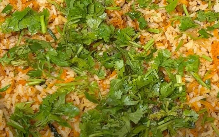 கடைசியாக கொத்தமல்லி இலை தூவி அடுப்பிலிருந்து இறக்கினால் சுவையான கேரட் சாதம் தயார்.