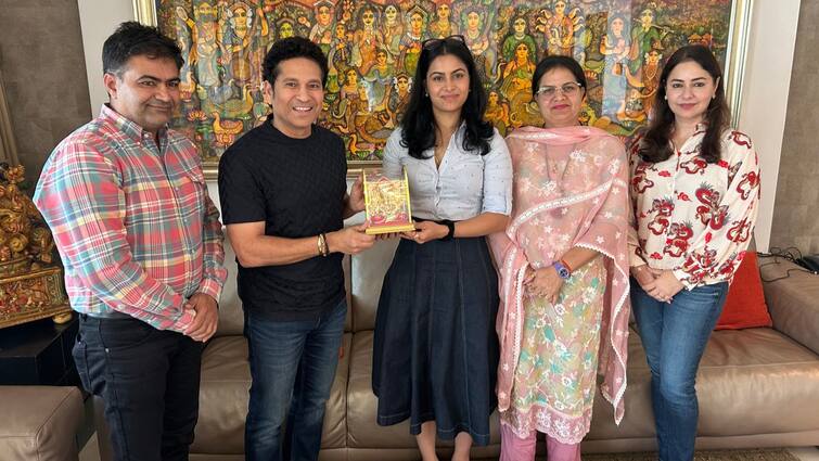 Sachin Tendulkar on his meeting with double Olympic medalist Manu Bhaker India is cheering for you sports news Manu Bhaker: भारत आपकी जय-जयकार कर रहा है... सचिन तेंदुलकर ने मनु भाकर की तारीफ में पढ़े कसीदे