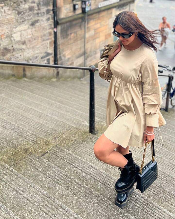 इस फिल्म के बाद एक्ट्रेस की किस्मत के रास्ते खुल गए और उन्हें ऋतिक रोशन के साथ ‘सुपर 30’ में देखा गया. ये फिल्म भी ब्लॉकबस्टर रही और देखते ही देखते मृणाल बॉलीवुड की टॉप एक्ट्रेस भी बन गई.