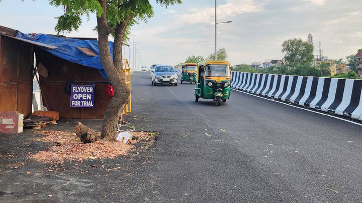 अब तक इस रोड पर यातायात का संचालन शुरू नहीं हो पाया है. वजह है दो पेड़, जिन्हें काटने की अनुमति पीडब्लूडी डिपार्टमेंट को अब तक फारेस्ट डिपार्टमेंट ने नहीं दी है. हालांकि, अक्टूबर 2024 तक इसे शुरू किए जाने के आधिकारिक लक्ष्य के तहत पीडब्लूडी ने इस पर ट्रायल शुरू कर दिया है.