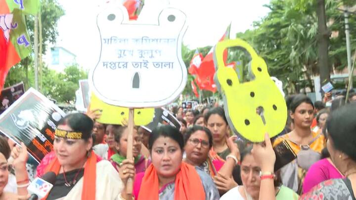 বিজেপি মহিলা মোর্চার কর্মসূচিকে আটকানোর জন্য প্রচুর মহিলা পুলিশ কর্মীকে মোতায়েন করা হয়েছিল কমিশনের অফিসের সামনে।