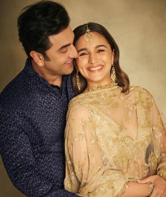 आलिया भट्ट और रणबीर कपूर बांद्रा में अपने अंडर कंस्ट्रक्शन बंगले में रहने की तैयारी कर रहे हैं, जिसका नाम रणबीर की दादी के नाम पर कृष्णा राज रखा गया है. इस जोड़े को अक्सर साइट पर जाते देखा गया है, उनके साथ अक्सर उनकी बेटी राहा और रणबीर की मां, नीतू कपूर भी होती हैंहिंदुस्तान टाइम्स के मुताबिक, आलिया और रणबीर ने अपने नए घर में दिवाली मनाने की योजना बनाई है.