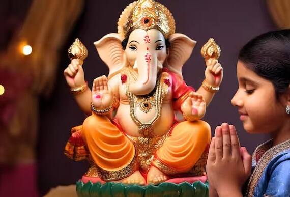ગણેશ ઉત્સવ દરમિયાન ભગવાન ગણેશજી ઘરમાં બિરાજે છે ત્યારે ઘરને ક્યારેય બંધ ના રાખો. જ્યાં તેમની મૂર્તિની સ્થાપના કરી હોય ત્યાં અંધારુ રાખો નહીં. દરરોજ સવાર-સાંજ આરતી કરવાનું ભૂલશો નહીં.