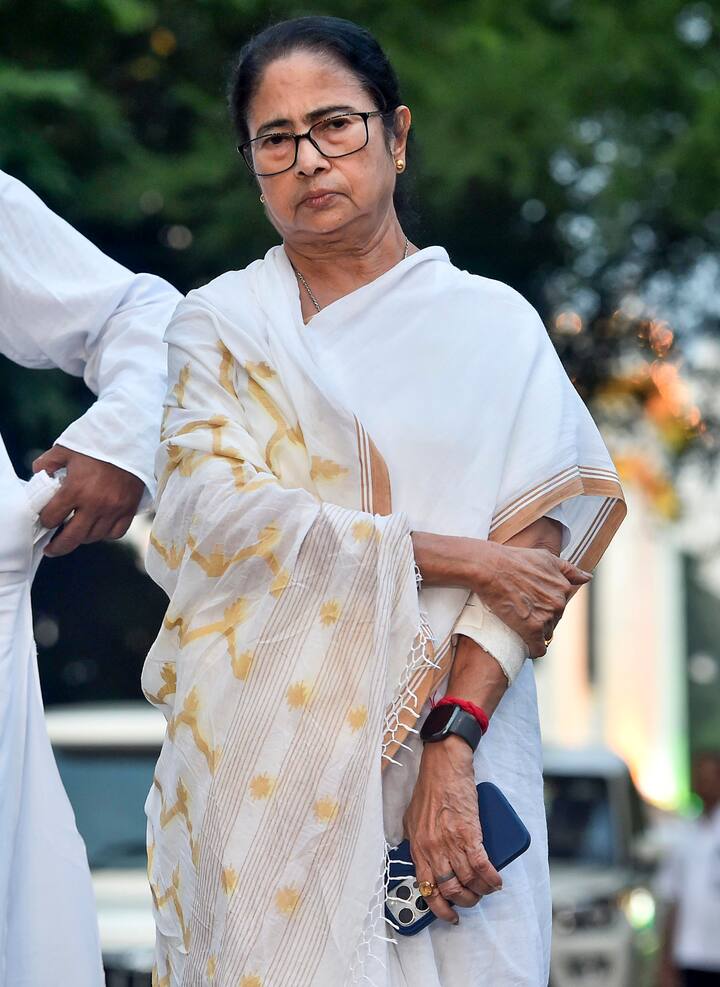 सीएम ममता बनर्जी के नेतृत्व वाली टीएमसी ने 48 उम्मीदवारों को कुछ समय पहले निपटे लोकसभा चुनाव लड़ने के लिए 75-75 लाख रुपए दिए थे.