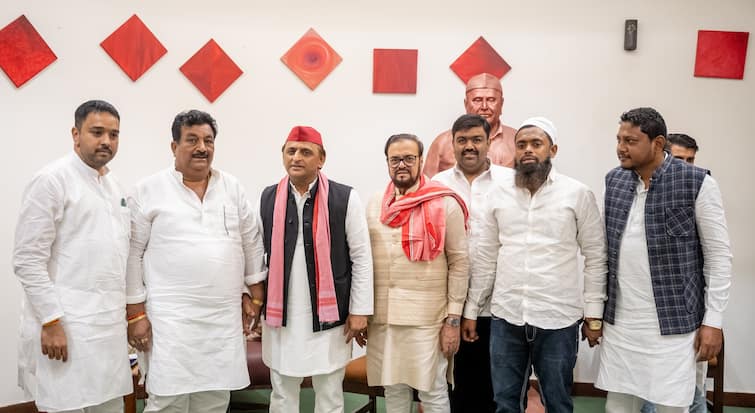 Samajwadi party fight Maharashtra Assembly elections appointed four in-charges महाराष्ट्र विधानसभा चुनाव में ताल ठोंकेगी सपा, इन चार बड़े नेताओं का दी गई जिम्मेदारी