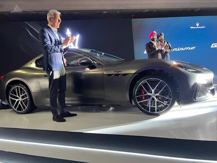 मासेराती का नया जेनरेशन मॉडल इलेक्ट्रिक और टर्बो पेट्रोल इंजन के साथ आने वाला है. इस कार में लंबा बोनेट दिया गया है.