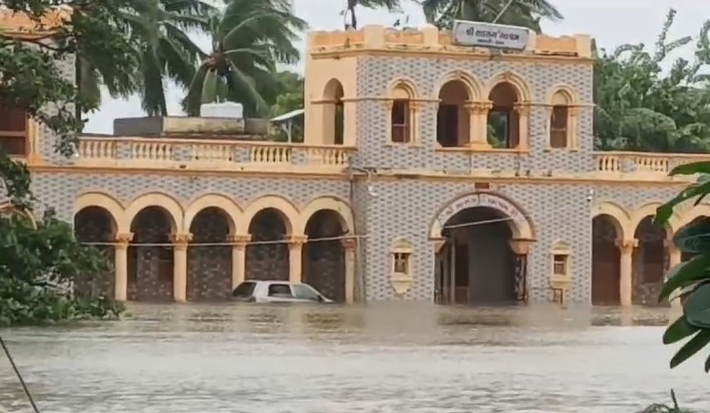 Kutch Rain: 16 ઈંચ વરસાદથી માંડવી શહેરમાં ઘૂંટણસમા પાણી, મુખ્ય માર્ગો પર નદી જેવો દ્રશ્યો 