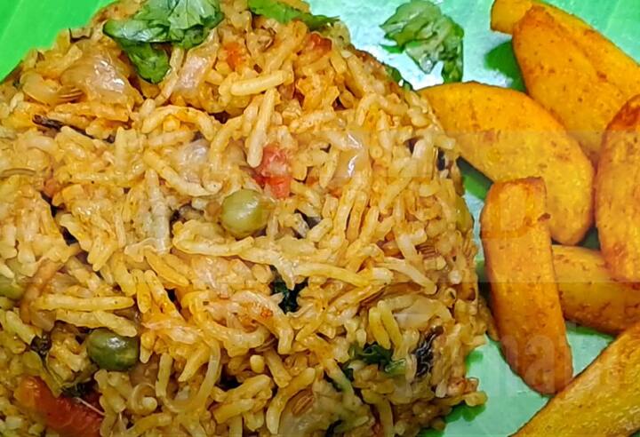 கேரட் வெந்ததும், வேகவைத்த பாஸ்மதி அரிசியைச் சேர்த்து சாதம் உடையாமல் கிளறிவிடவும்.