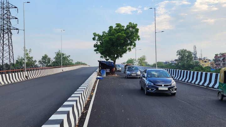 Anand Vihar-Apsara border flyover: पीडब्लूडी ने आनंद विहार से गाजियाबाद तक सिग्नल फ्री फ्लाईओवर पर ट्रायल के तहत यातायात संचालन शुरू कर दिया है ताकि लोगों को इस मार्ग पर आवाजाही में सहूलियत हो सके.