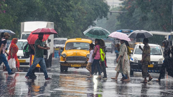 বজ্রবিদ্যুৎ -সহ বৃষ্টির সম্ভাবনা রয়েছে উত্তরবঙ্গের দার্জিলিং, জলপাইগুড়ি, কোচবিহার ও উত্তর দিনাজপুর জেলায়। উত্তরবঙ্গের বাকি জেলায় এই মুহূর্তে খুব বেশি বৃষ্টির পূর্বাভাস নেই।
