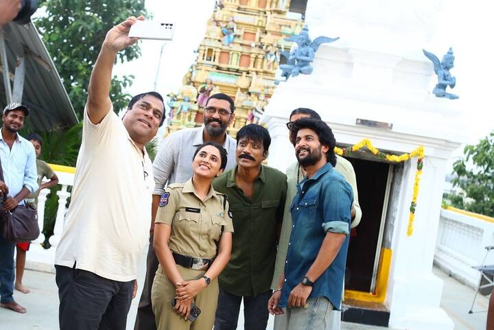 ప్రస్తుతం ఈ ఫోటోలు నెటిజన్లను బాగా ఆకట్టుకుంటున్నాయి. ఇందులో మూవీ టీంతో, హీరో నానితో ప్రియాంక చేసిన అల్లరి చాలా ముచ్చటగా ఉన్నాయంటూ కామెంట్స్‌ చేస్తున్నారు.