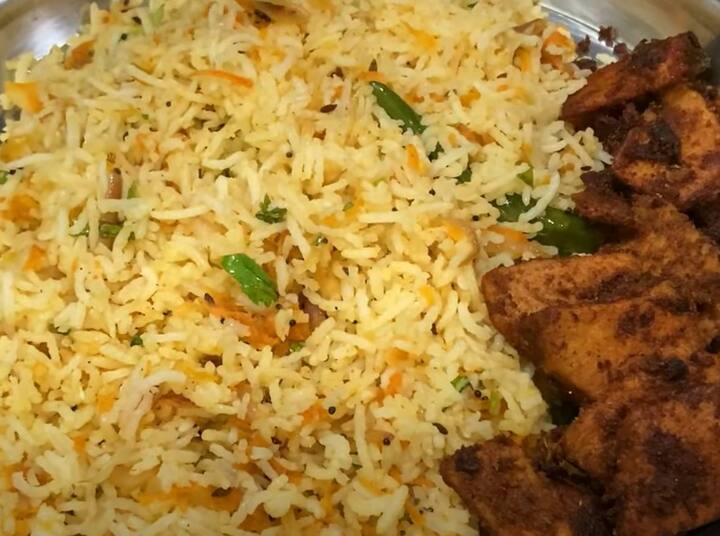 தேவையான பொருட்கள் : கேரட் - 1 கப் துருவியது, பாஸ்மதி அரிசி - 200 கிராம் வேகவைத்தது, வெங்காயம் - 2 நறுக்கியது, மஞ்சள் தூள் - 1/4 தேக்கரண்டி, கரம் மசாலா தூள் - 3/4 தேக்கரண்டி, சாம்பார் தூள் - 1 1/2 தேக்கரண்டி, உப்பு - தேவையான அளவு, நெய் - 1 மேசைக்கரண்டி, முந்திரி பருப்பு, கொத்தமல்லி இலை, கடுகு - 1/2 தேக்கரண்டி, சீரகம் - 1/2 தேக்கரண்டி, சிவப்பு மிளகாய் - 2, கறிவேப்பிலை.