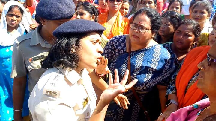 তুমুল বৃষ্টির মধ্যেই এই কর্মসূচিকে কেন্দ্র করে তৈরি হয় ধুন্ধুমার পরিস্থিতি।