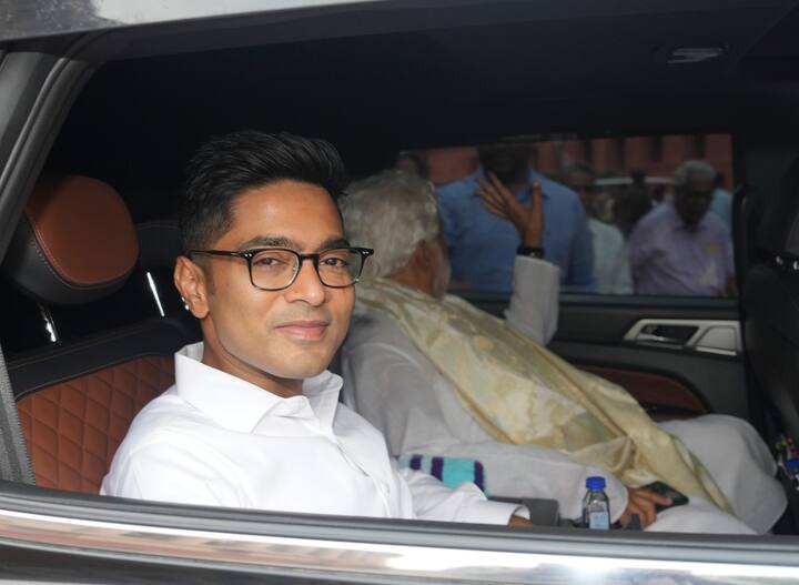 बंगाल सीएम ममता बनर्जी के भतीजे और टीएमसी के राष्ट्रीय महासचिव अभिषेक बनर्जी (फिलहाल लोकसभा सांसद) को भी 75 लाख रुपए मिले.