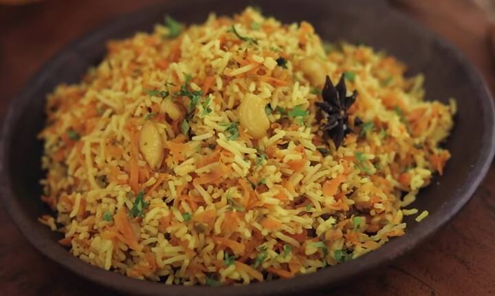 கடுகு வெடிக்க ஆரம்பித்தவுடன், வெங்காயம் சேர்த்து பச்சை மணம் நீங்கும் வரை வதக்கவும்.