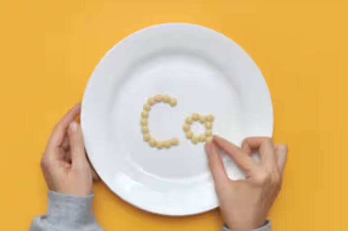 ਸੌਣ ਤੋਂ ਪਹਿਲਾਂ ਦੁੱਧ ਪੀਣਾ ਚੰਗਾ ਹੁੰਦਾ ਹੈ, ਕਿਉਂਕਿ ਇਸ ਨਾਲ ਚੰਗੀ ਨੀਂਦ ਆਉਂਦੀ ਹੈ। ਦੁੱਧ ਵਿੱਚ ਮੌਜੂਦ ਕੈਲਸ਼ੀਅਮ ਅਤੇ ਟ੍ਰਿਪਟੋਫੈਨ ਸਾਡੀ ਨੀਂਦ ਵਿੱਚ ਮਦਦ ਕਰਦੇ ਹਨ। ਪਰ ਕੈਲਸ਼ੀਅਮ ਦੀਆਂ ਗੋਲੀਆਂ ਦੁੱਧ ਦੇ ਨਾਲ ਨਹੀਂ ਲੈਣੀਆਂ ਚਾਹੀਦੀਆਂ, ਕਿਉਂਕਿ ਕੈਲਸ਼ੀਅਮ ਠੀਕ ਤਰ੍ਹਾਂ ਨਾਲ ਸੋਖ ਨਹੀਂ ਪਾਉਂਦਾ।