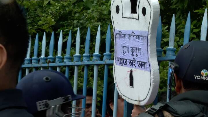 অন্যদিকে মহিলা মোর্চার বাকি সদস্যরা কমিশনের দরজা নিয়ে যাওয়া প্রতীকী তালা লাগিয়ে দেওয়ার পাশাপাশি রাস্তার ওপর বসে RG কর কাণ্ডের প্রতিবাদে স্লোগান দিতে থাকেন।