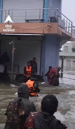 Dwarka Army Resuce | ધોધમાર વરસાદમાં ધસમસતા પાણી વચ્ચે આર્મીનું દિલધડક રેસ્ક્યું | Abp Asmita