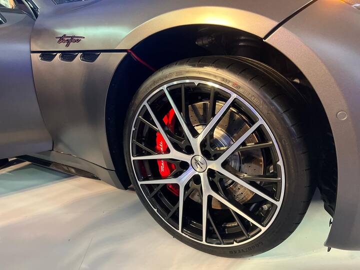 मासेराती ग्रैन टूरिस्मो के इलेक्ट्रिक मॉडल में कुछ अलग तरह के व्हील्स लगे मिल सकते हैं. इस कार के इलेक्ट्रिक मॉडल को साल 2025 में लाने की प्लानिंग की जा रही है.