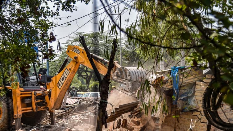 delhi news MCD razes 45 shanties south Delhi okhla residents say not given enough time to take out belongings Delhi: MCD Demolishes 45 Shanties Amid Heavy Security, Residents Claim Not Given Enough Time To Vacate