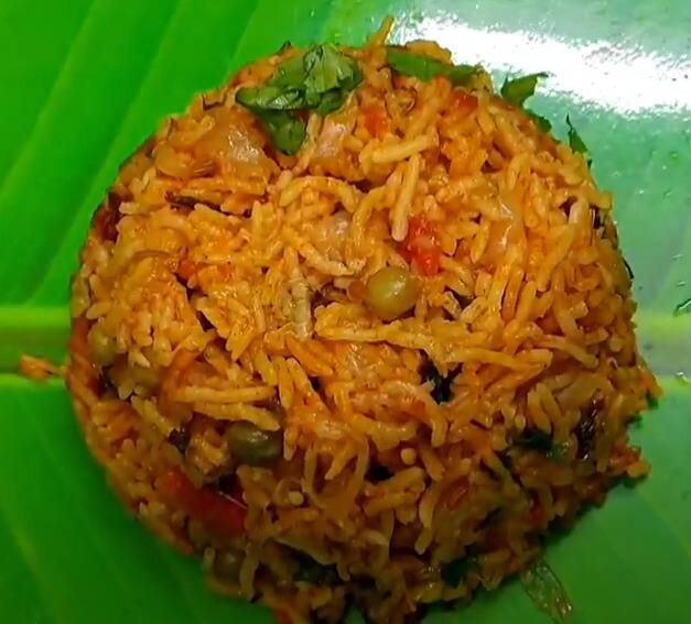 அடுத்தது துருவிய கேரட்டைச் சேர்த்து நங்கு வதக்கவும் . அதன் பின் உப்பு, மஞ்சள் தூள், கரம் மசாலா தூள், சாம்பார் தூள் மற்றும் கறிவேப்பிலை சேர்த்து கிளறவும்.